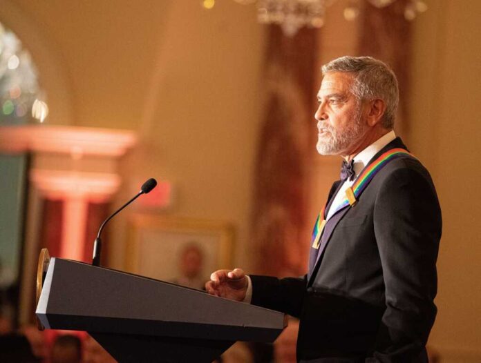 2048px-George_Clooney_Delivers_Remarks_at_the_2022_Kennedy_Center_Honors_Dinner_(52542622843)